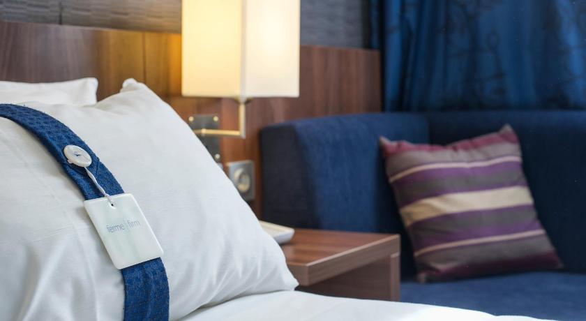 Image of 2 Single Beds Standard Accessible 7
