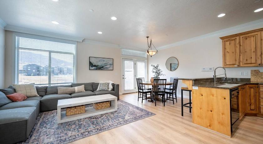 Huntsville Snowbasin Lakehouse LS27 Ski Getaway Hot Tub 5-Star Accommodation room