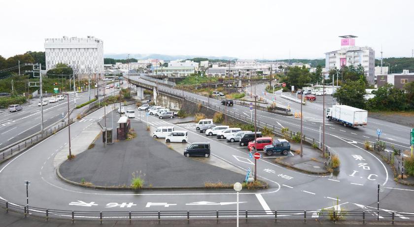 a city street filled with lots of traffic, Hotel Select Inn Numazu in Gotemba