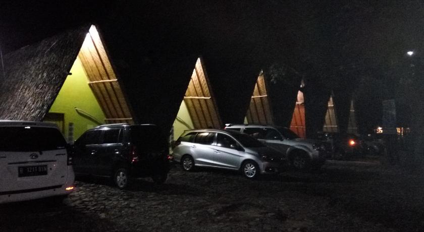 cars parked in a parking lot, Penginapan Bunar Tunggal dan Resto Seafood in Anyer
