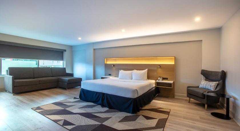 Image of Corner Suite, 1 King Bed, Kitchenette 1