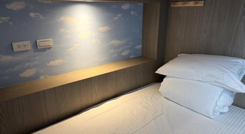 Image of 1 Queen Bed in 10-Queen Bed Dormitory - Mixed 9