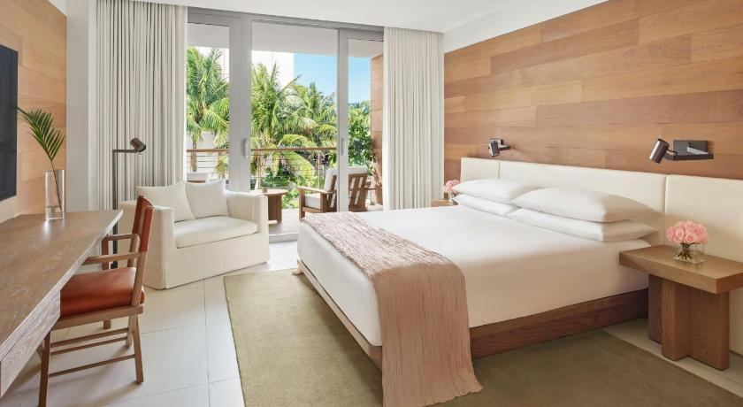 Image of Bungalow Poolview King, Guest room, 1 King, Pool view, Bungalow, Balcony 1