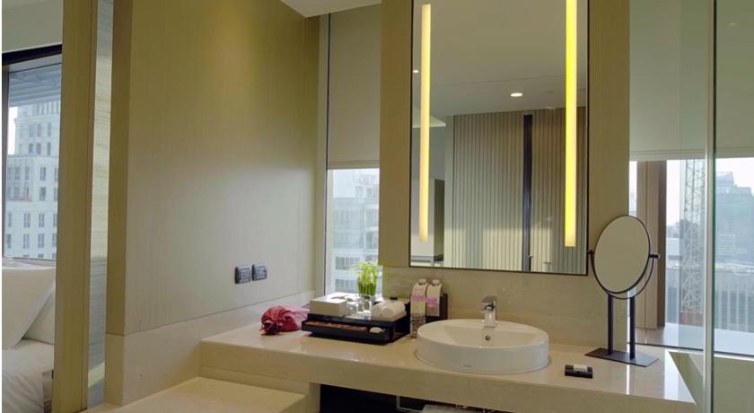Image of Deluxe Corner King Room 15