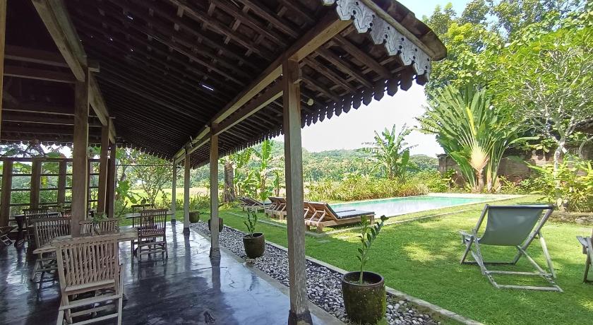 Image of Family Room with Garden View 15