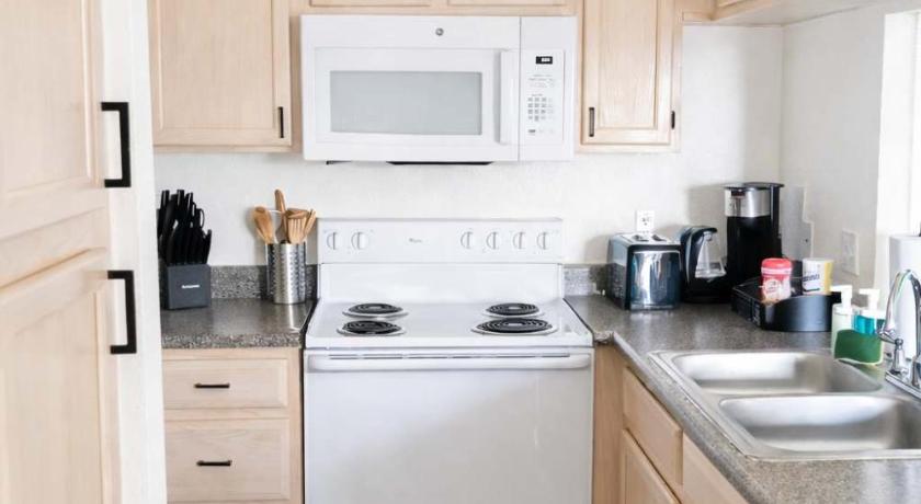 피닉스 (AZ) 2BR Retreat near Thompson Peak with Pool Grill & Parking 4성급 숙소 레스토랑