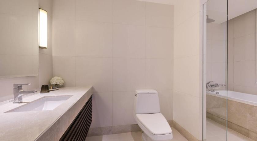 1 Bedroom Deluxe Suite, 1 Bedroom Suite, 1 King, Urban view, Low floorの画像 2