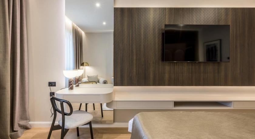Image of Deluxe Double or Twin Room 9