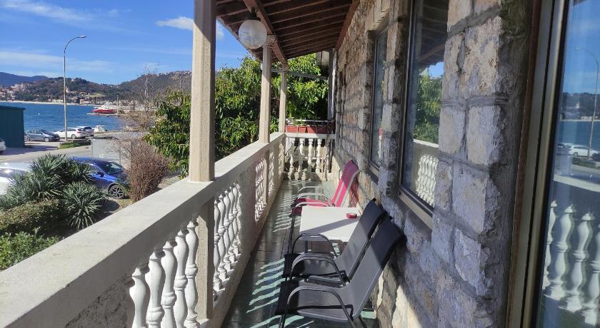 Woodpecker Backpacker Hostel & Tours