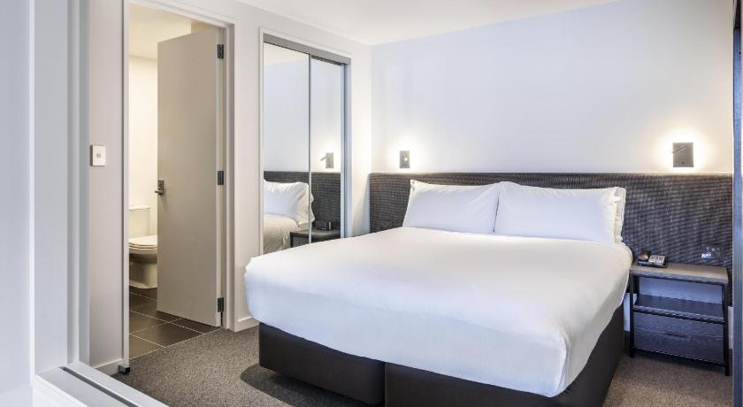 Image of Two Bedroom Deluxe Lakeview Residence 13