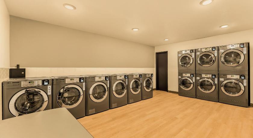피닉스 (AZ) LivAway Suites Phoenix Tolleson 3성급 숙소 외관