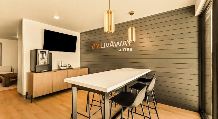 피닉스 (AZ) LivAway Suites Phoenix Tolleson 3성급 숙소 수영장
