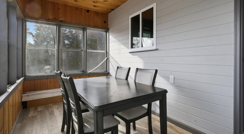 오세이지 비치 (MO) Charming & Cozy Waterfront Cabin at 21mm Near Shorty Pants 4성급 숙소 레스토랑