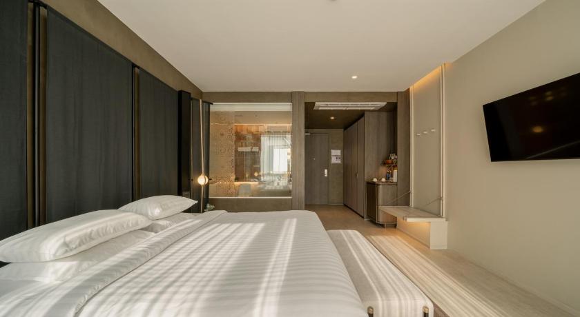 Image of Deluxe Pool Access 6