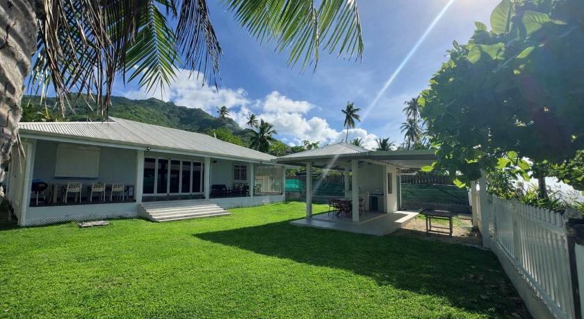 3BR Beachfront Villa Steps from the Lagoon