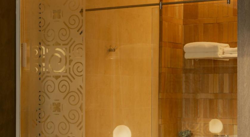 Image of Deluxe Pool Access 14