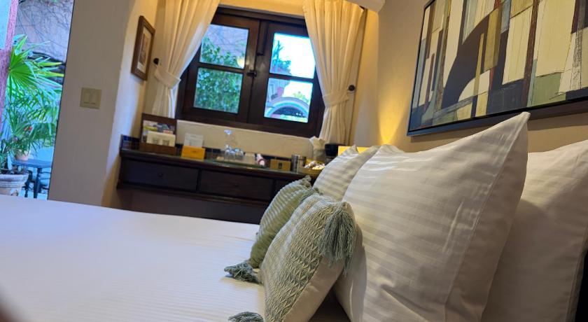 Image of Queen Room 8
