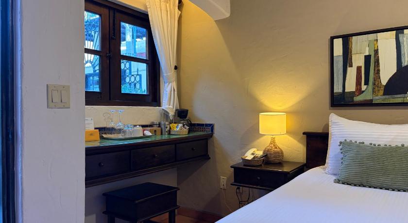 Image of Queen Room 1