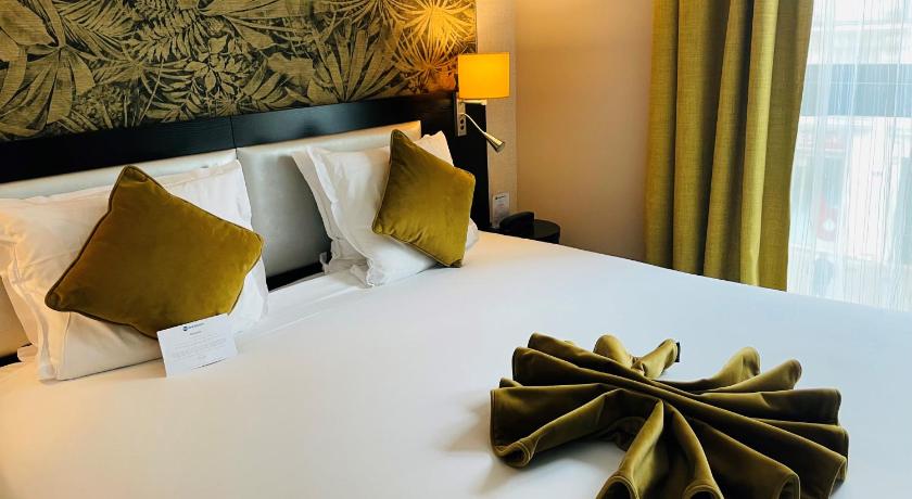 Image of 1 King Bed, Superior Room 8