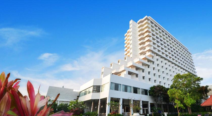 a large building with a large clock on the front of it, Welcome Jomtien Beach Hotel in Pattaya