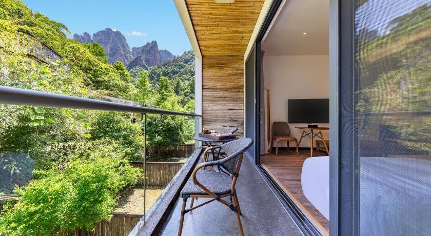 Floating Peaks Lodge-English Services-Near the Ticket Gate