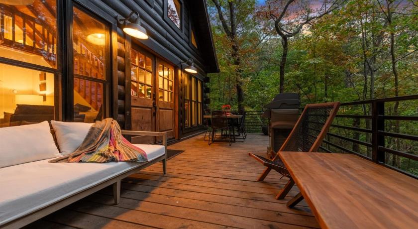 체리로그 Modern Log Cabin - Hot Tub, Fire Pit, Spa-like bathroom in secluded nature haven 4성급 숙소 객실