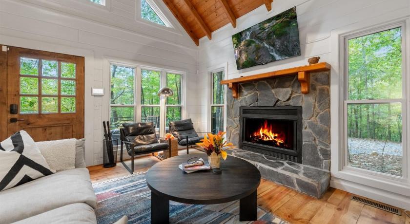 체리로그 Modern Log Cabin - Hot Tub, Fire Pit, Spa-like bathroom in secluded nature haven 4성급 숙소 스위트룸