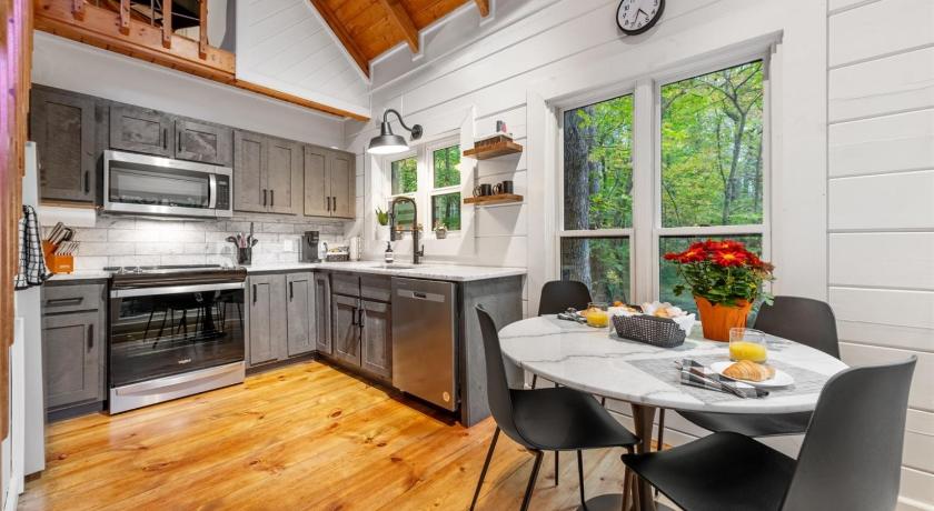 체리로그 Modern Log Cabin - Hot Tub, Fire Pit, Spa-like bathroom in secluded nature haven 4성급 숙소 수영장