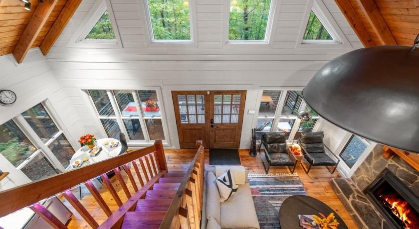 체리로그 Modern Log Cabin - Hot Tub, Fire Pit, Spa-like bathroom in secluded nature haven 4성급 숙소 객실