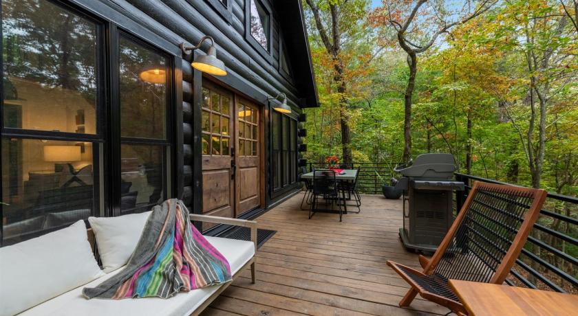 체리로그 Modern Log Cabin - Hot Tub, Fire Pit, Spa-like bathroom in secluded nature haven 4성급 숙소 레스토랑