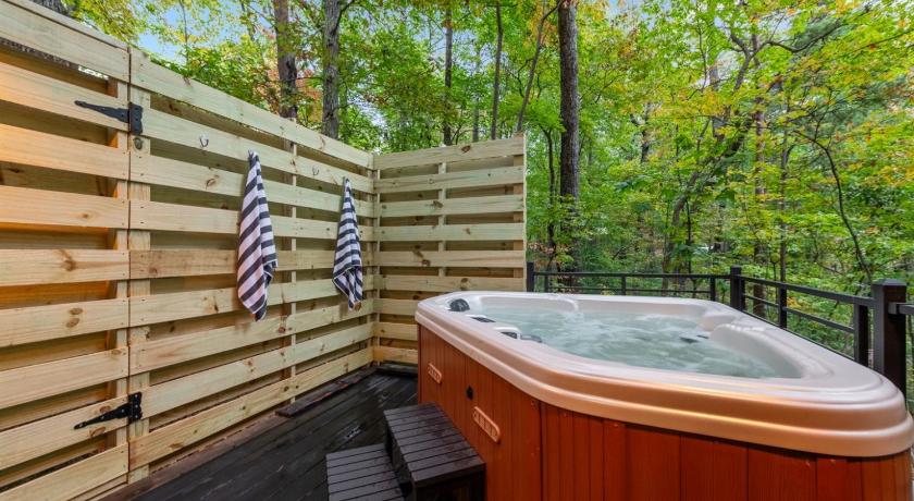 체리로그 Modern Log Cabin - Hot Tub, Fire Pit, Spa-like bathroom in secluded nature haven 4성급 숙소 외관