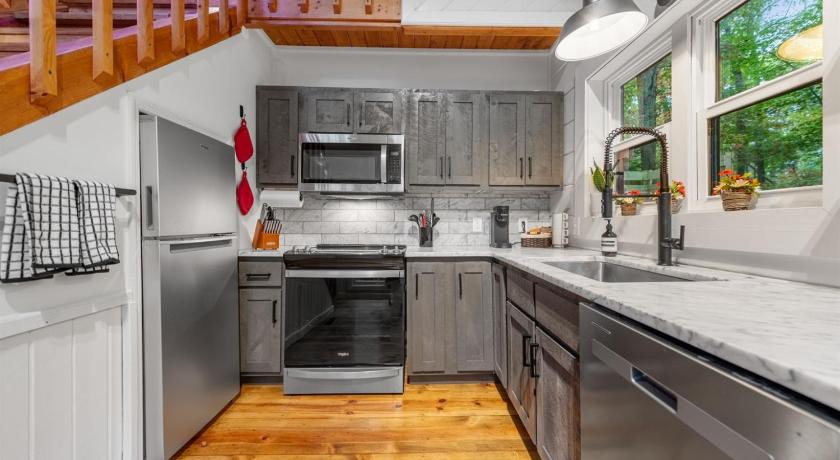 체리로그 Modern Log Cabin - Hot Tub, Fire Pit, Spa-like bathroom in secluded nature haven 4성급 숙소 외관