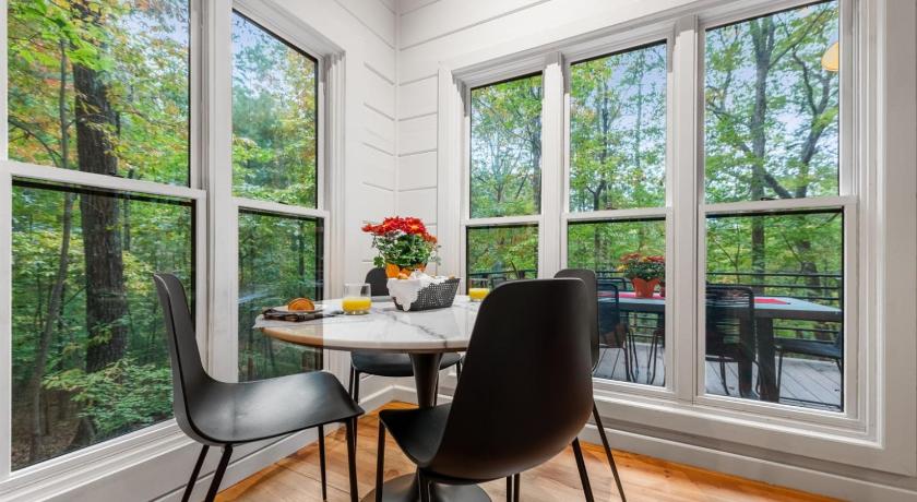 체리로그 Modern Log Cabin - Hot Tub, Fire Pit, Spa-like bathroom in secluded nature haven 4성급 숙소 레스토랑