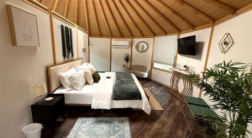 Canyon Lake (TX) Luxurious Yurt-Cabin Glamping Retreat with Private Hot Tub Near Canyon Lake, Texas 3-Star Accommodation exterior