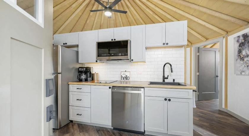Canyon Lake (TX) Luxurious Yurt-Cabin Glamping Retreat with Private Hot Tub Near Canyon Lake, Texas 3-Star Accommodation lobby