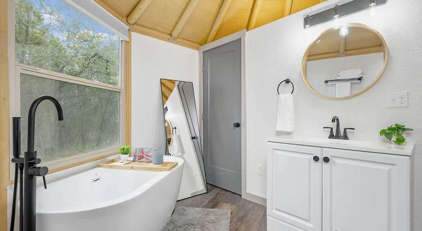 Canyon Lake (TX) Luxurious Yurt-Cabin Glamping Retreat with Private Hot Tub Near Canyon Lake, Texas 3-Star Accommodation suite