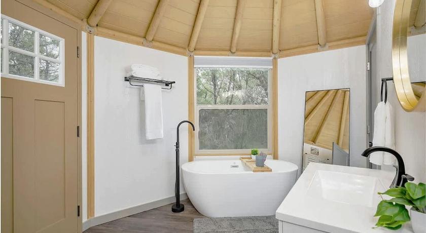 Canyon Lake (TX) Luxurious Yurt-Cabin Glamping Retreat with Private Hot Tub Near Canyon Lake, Texas 3-Star Accommodation pool