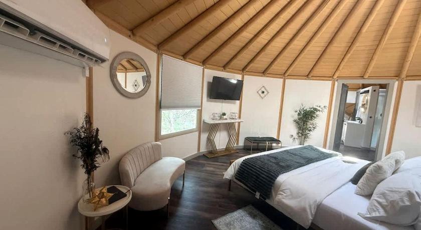 Canyon Lake (TX) Luxurious Yurt-Cabin Glamping Retreat with Private Hot Tub Near Canyon Lake, Texas 3-Star Accommodation lobby
