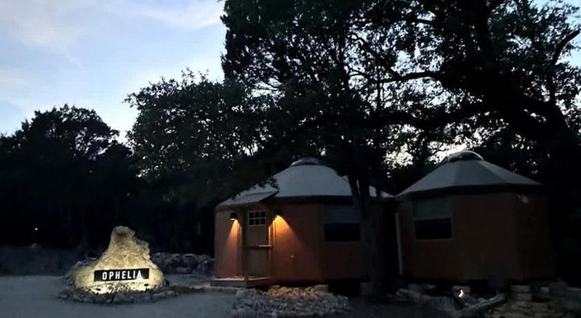 Canyon Lake (TX) Luxurious Yurt-Cabin Glamping Retreat with Private Hot Tub Near Canyon Lake, Texas 3-Star Accommodation exterior