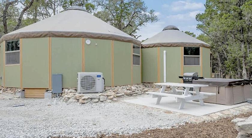Canyon Lake (TX) Charming Luxury Yurt-Cabin Retreat with Hot Tub Near Canyon Lake, Texas 3-Star Accommodation room