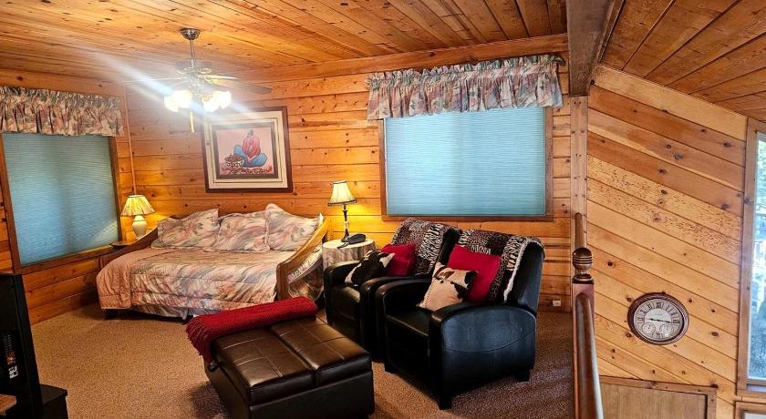 롱반 Peaceful Mountain Cabin with Private Lake and Game Room Near Long Barn, California 3성급 숙소 전망