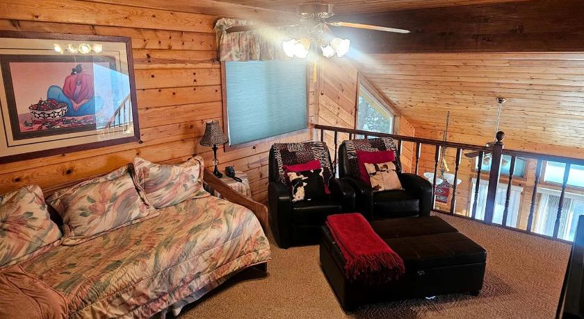 롱반 Peaceful Mountain Cabin with Private Lake and Game Room Near Long Barn, California 3성급 숙소 스위트룸