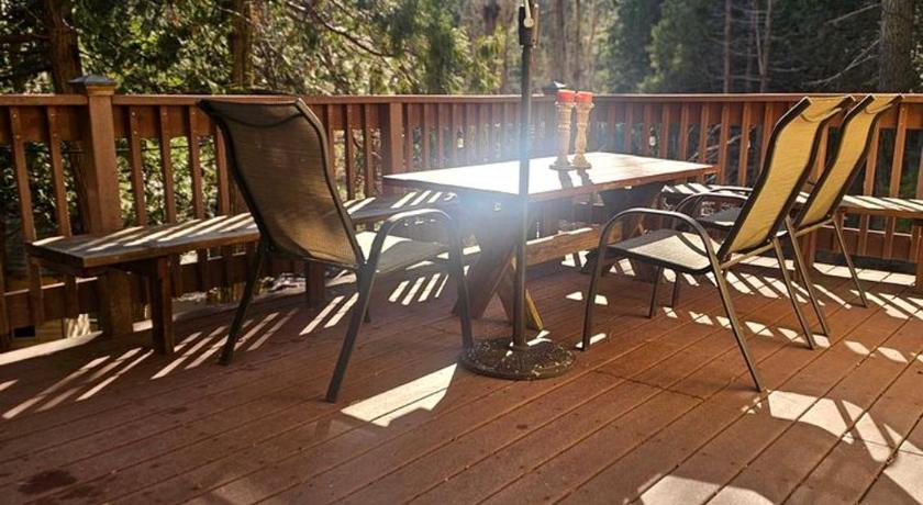 롱반 Peaceful Mountain Cabin with Private Lake and Game Room Near Long Barn, California 3성급 숙소 수영장