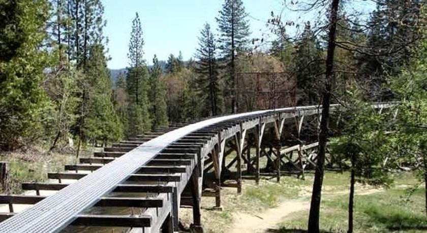 롱반 Peaceful Mountain Cabin with Private Lake and Game Room Near Long Barn, California 3성급 숙소 부대시설