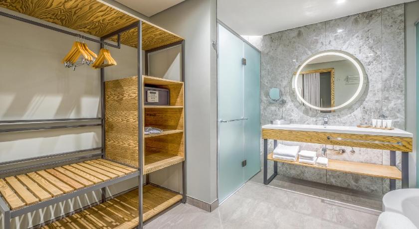 Image of Suite - One Bedroom And Balcony 8