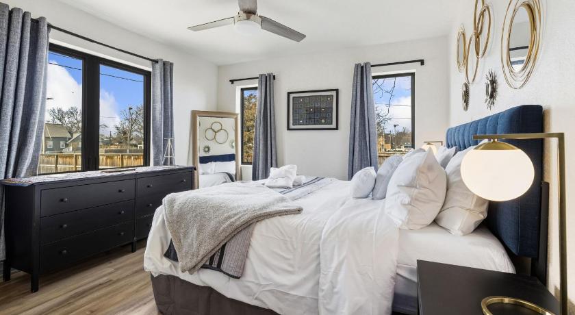 Springdale Palm Pool House-Pool-IN Downtown-Walk Everywhere 4-Star Accommodation suite