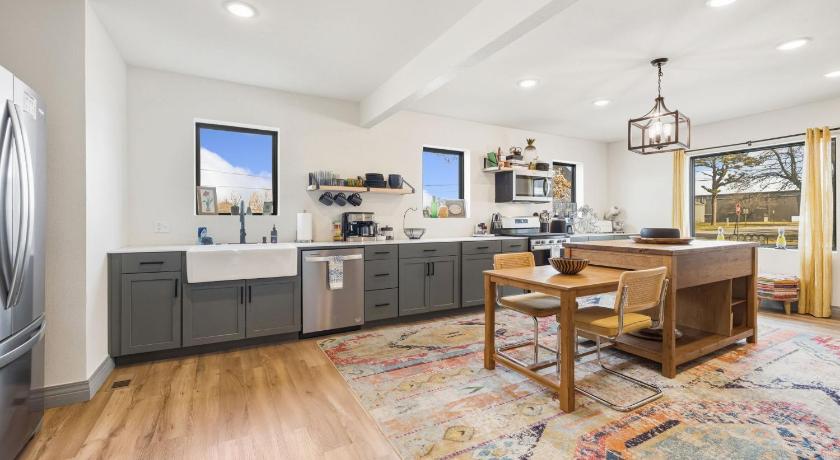 Springdale Palm Pool House-Pool-IN Downtown-Walk Everywhere 4-Star Accommodation lobby