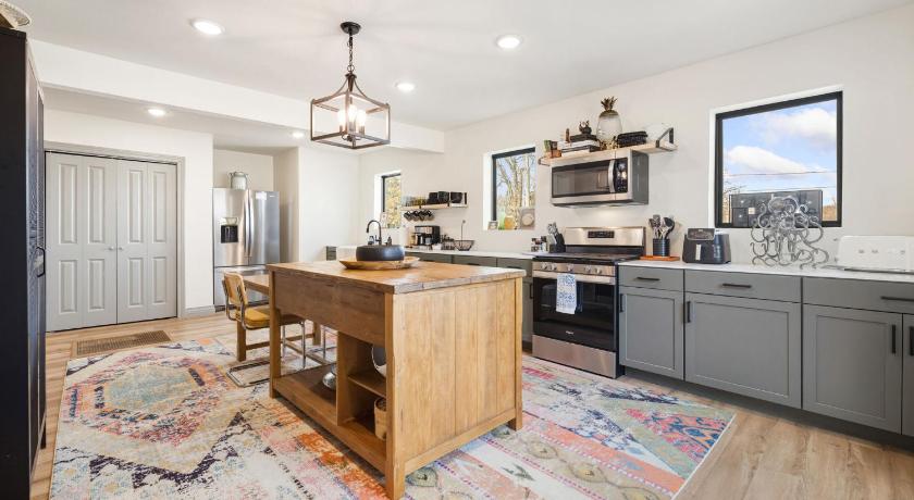 Springdale Palm Pool House-Pool-IN Downtown-Walk Everywhere 4-Star Accommodation view