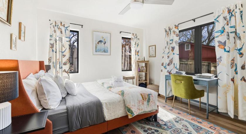 Springdale Palm Pool House-Pool-IN Downtown-Walk Everywhere 4-Star Accommodation view