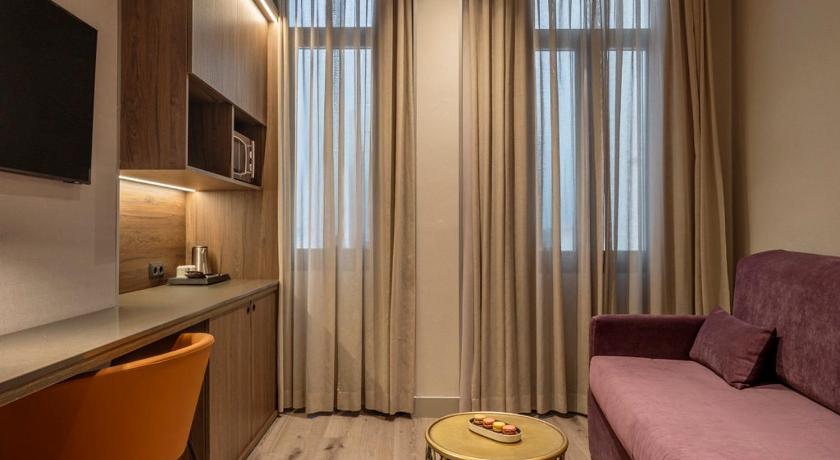 Image of Deluxe Family Suite 11